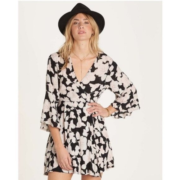 Billabong Black Cream Faux Wrap Floral Mini 3/4 Sleeve V-Neck Dress Size Small - Picture 1 of 7